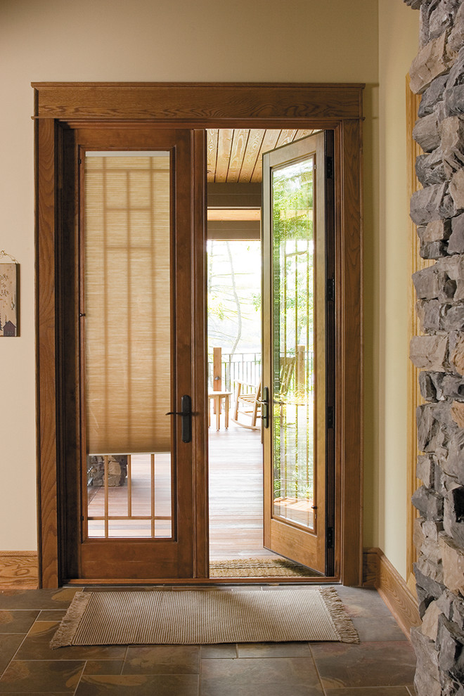 Пример оригинального дизайна: фойе среднего размера в современном стиле с бежевыми стенами, двустворчатой входной дверью и входной дверью из светлого дерева