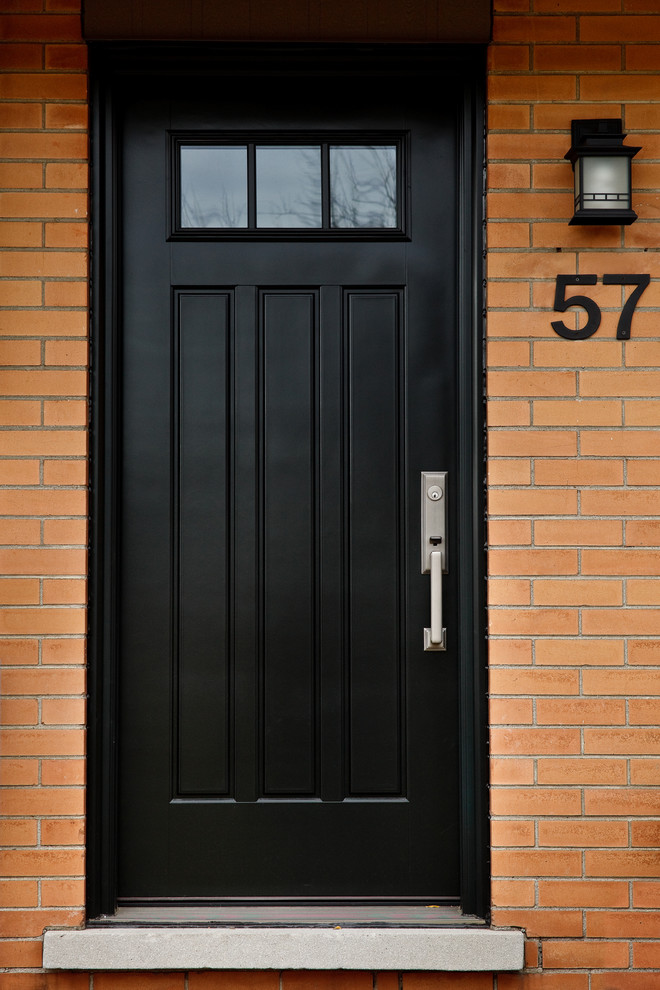 オレンジカウンティにあるお手頃価格の小さなトラディショナルスタイルのおしゃれな玄関ドア (黒いドア) の写真
