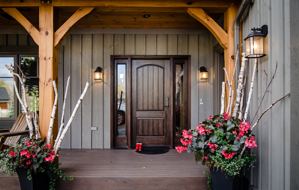 Ispirazione per una porta d'ingresso stile rurale di medie dimensioni con una porta singola e una porta in legno scuro
