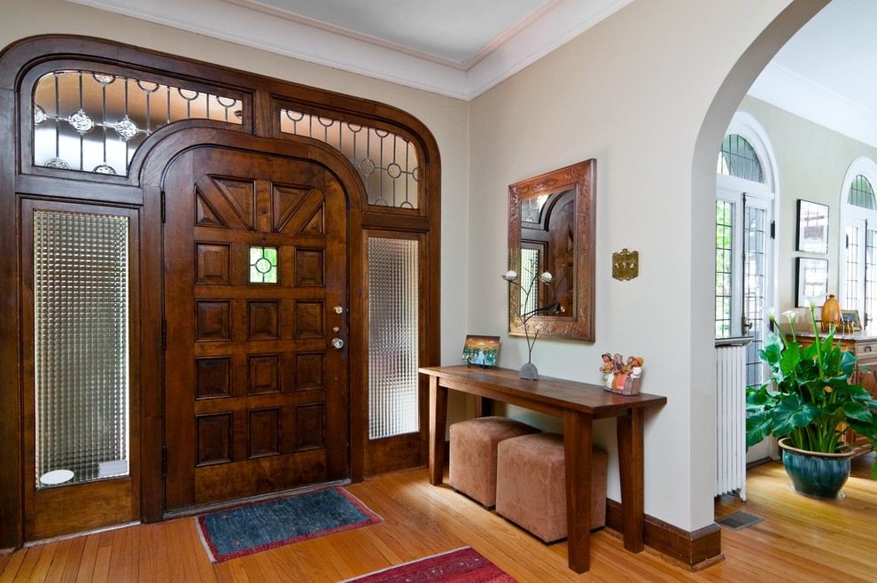 Ejemplo de puerta principal clásica con puerta simple y puerta de madera oscura