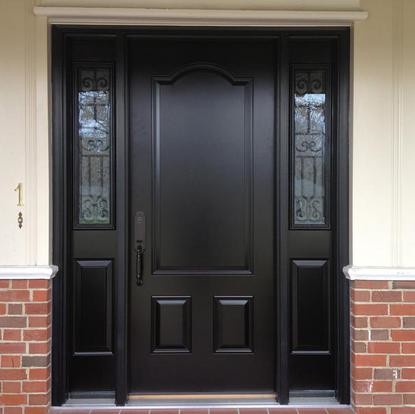 Стильный дизайн: большая входная дверь в современном стиле с белыми стенами, кирпичным полом, одностворчатой входной дверью и черной входной дверью - последний тренд
