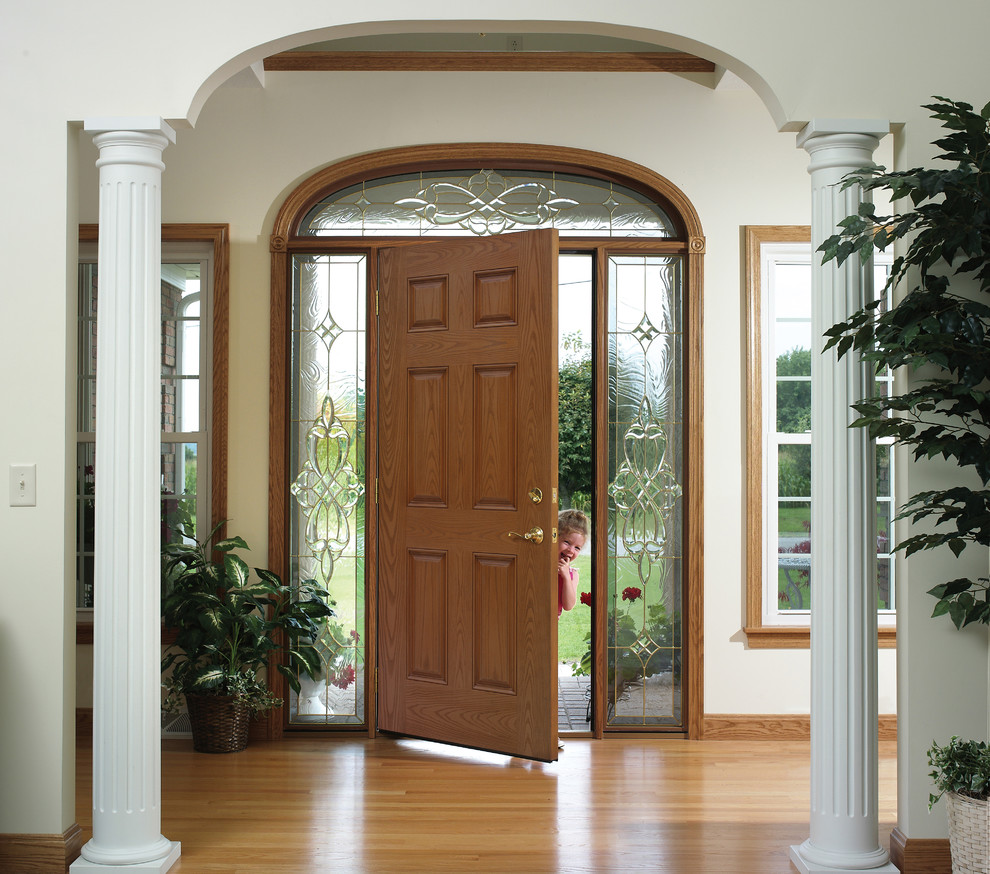 Idee per un ingresso o corridoio classico con pareti bianche, parquet chiaro, una porta singola, una porta in legno chiaro e pavimento beige