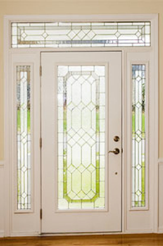 Diseño de puerta principal tradicional de tamaño medio con puerta simple y puerta blanca