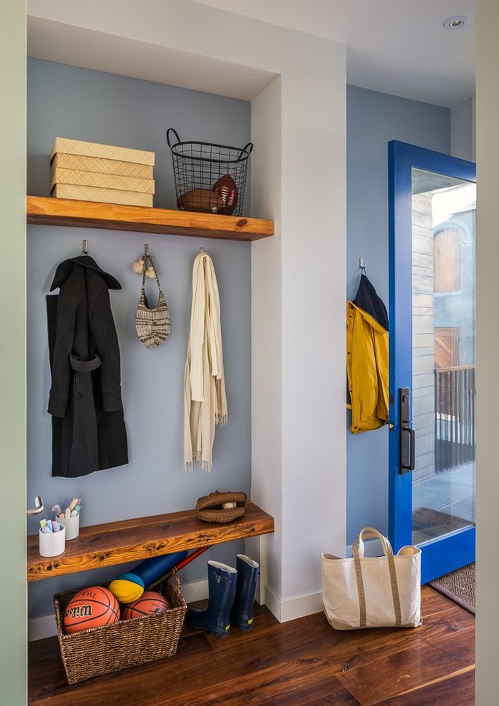 Moderne Haustür mit Einzeltür, blauer Wandfarbe, braunem Holzboden und blauer Haustür in New York