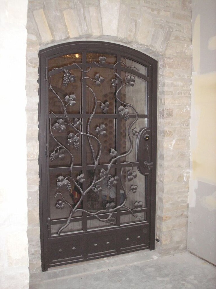 Imagen de puerta principal mediterránea de tamaño medio con puerta simple y puerta metalizada