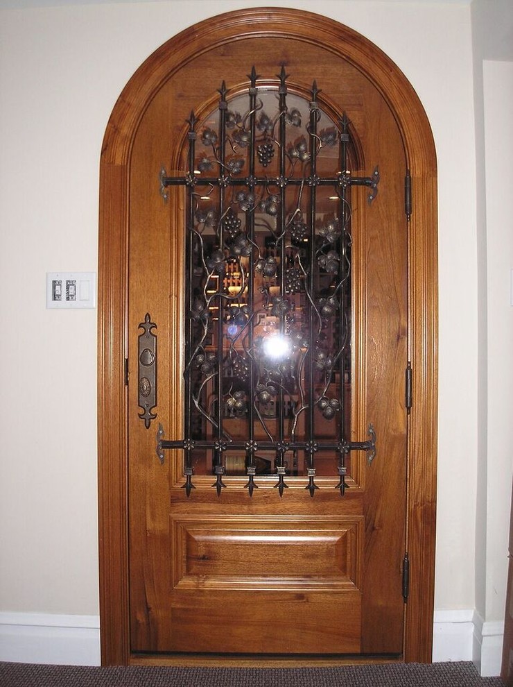Diseño de puerta principal mediterránea de tamaño medio con puerta simple
