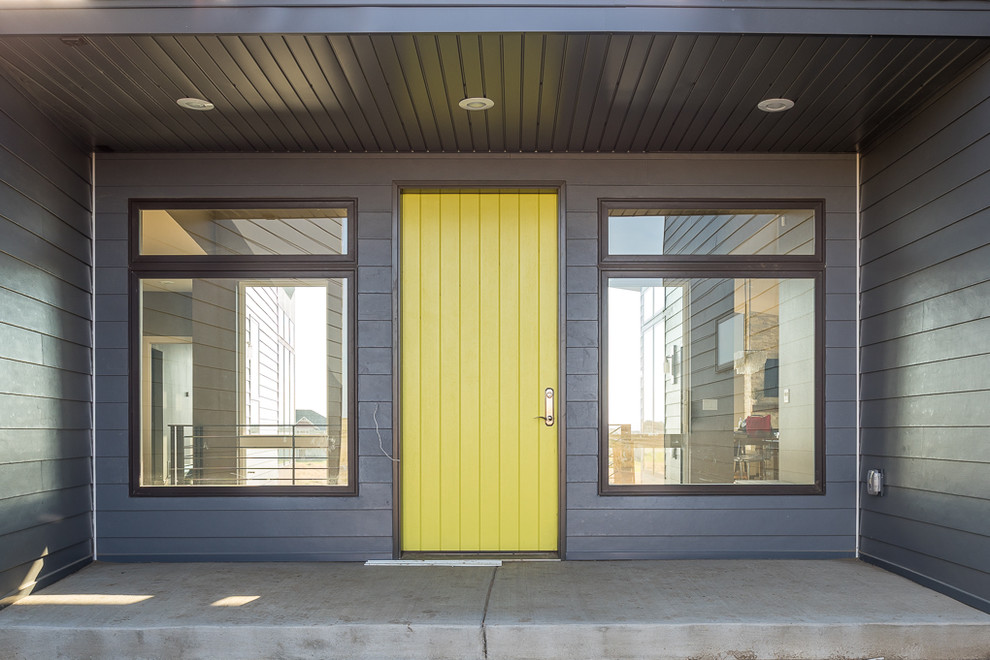 Пример оригинального дизайна: большая входная дверь в стиле модернизм с серыми стенами, полом из керамической плитки, одностворчатой входной дверью и желтой входной дверью