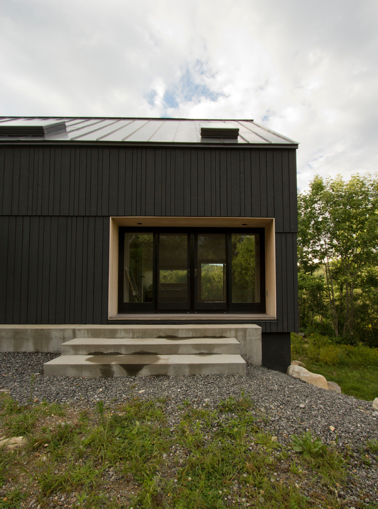 Imagen de puerta principal de estilo de casa de campo de tamaño medio con suelo de bambú, puerta doble, puerta negra y suelo gris