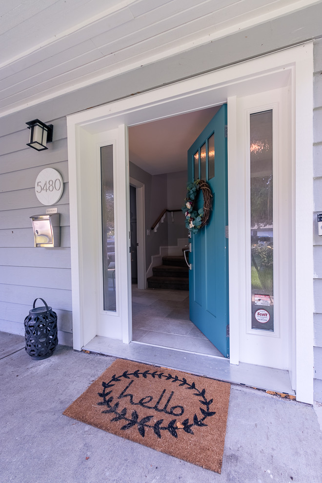 Exemple d'une grande porte d'entrée chic avec une porte simple et une porte bleue.