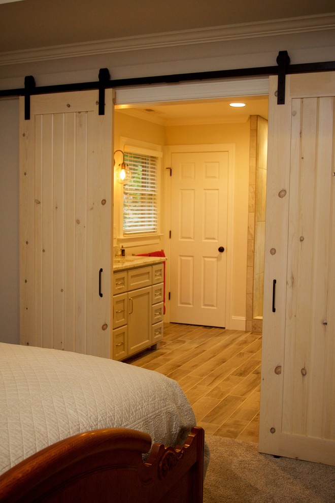 Cette photo montre une entrée nature de taille moyenne avec un couloir, une porte double, une porte en bois clair et un sol gris.