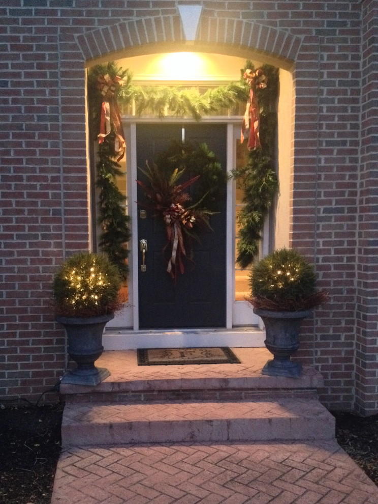На фото: маленькая входная дверь в классическом стиле с одностворчатой входной дверью для на участке и в саду
