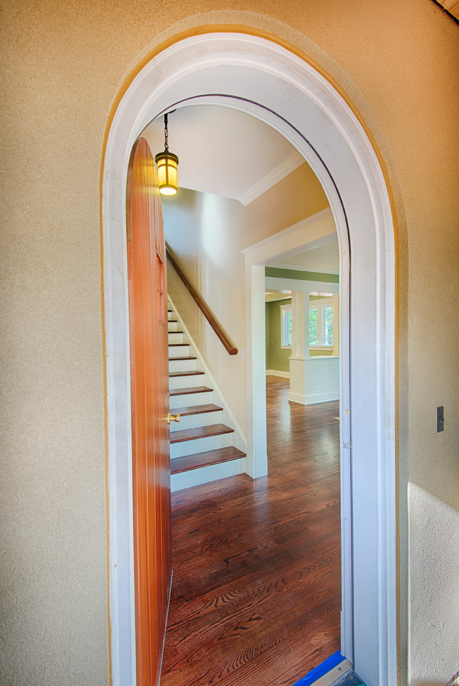 Imagen de entrada clásica con puerta de madera en tonos medios