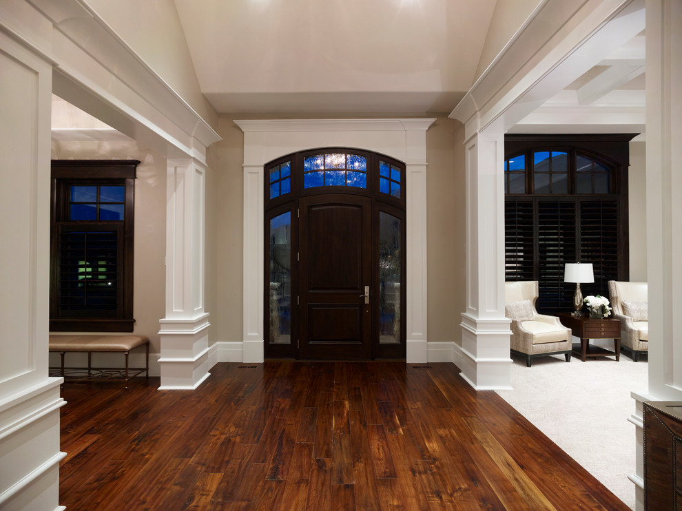 Großes Klassisches Foyer mit beiger Wandfarbe, dunklem Holzboden, Einzeltür und dunkler Holzhaustür in Salt Lake City
