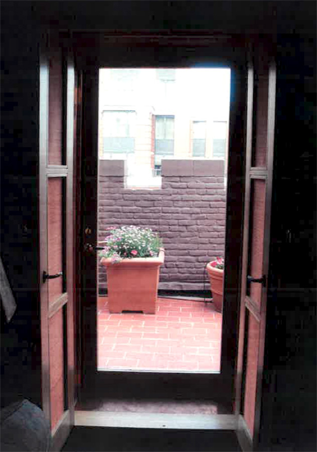 ニューヨークにあるラグジュアリーなコンテンポラリースタイルのおしゃれな玄関の写真