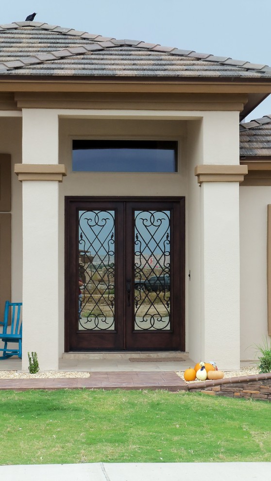 Diseño de puerta principal clásica con paredes beige, suelo de cemento, puerta doble y puerta de madera oscura