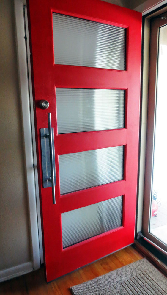 Diseño de puerta principal contemporánea con puerta roja