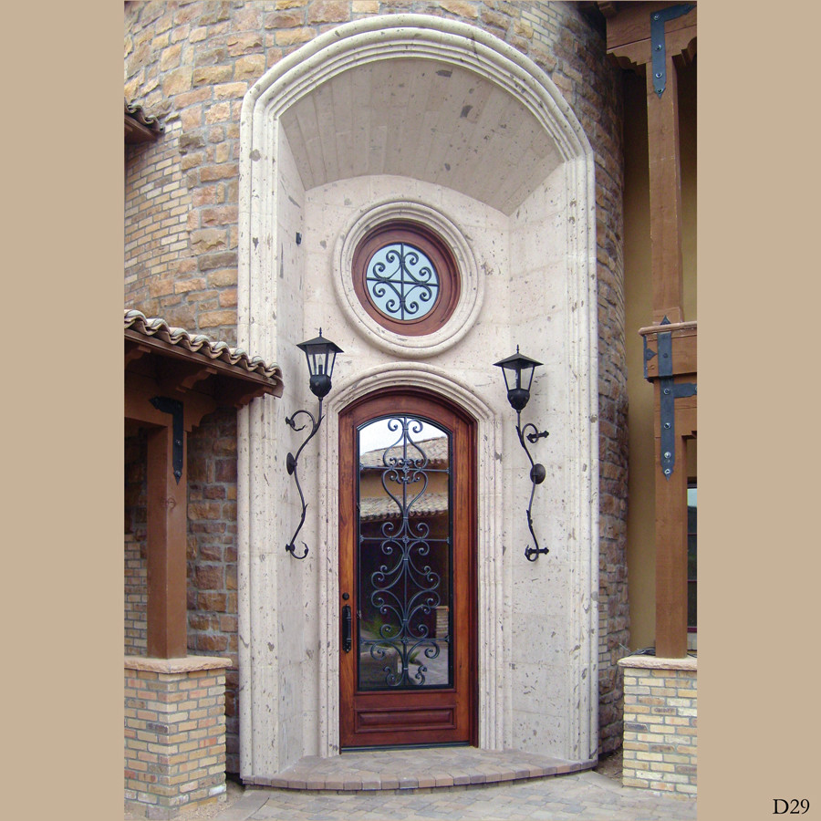 Foto di una porta d'ingresso rustica di medie dimensioni con pareti multicolore, una porta singola e una porta in legno bruno