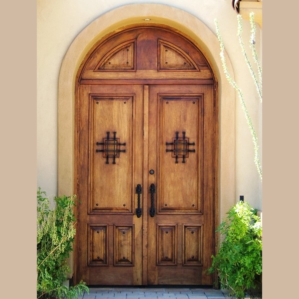 Réalisation d'une grande porte d'entrée chalet avec un mur beige, une porte double et une porte en bois brun.