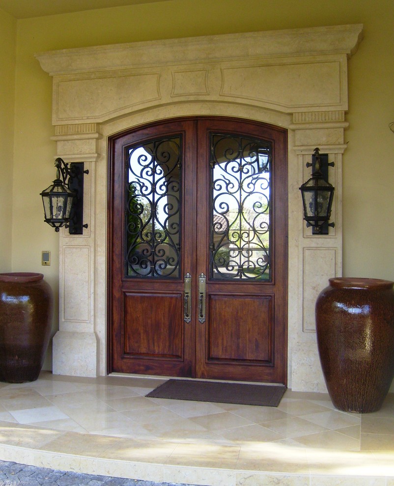 Idee per una porta d'ingresso chic di medie dimensioni con pareti beige, una porta a due ante e una porta in legno scuro