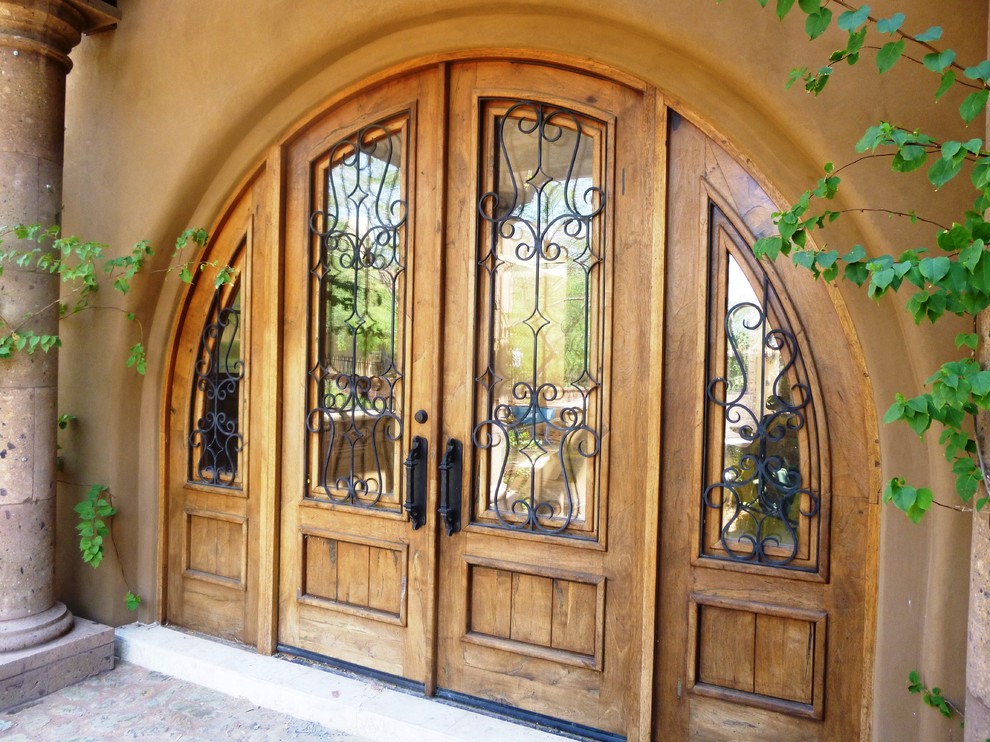 Bild på en mycket stor rustik ingång och ytterdörr, med beige väggar, en dubbeldörr och ljus trädörr