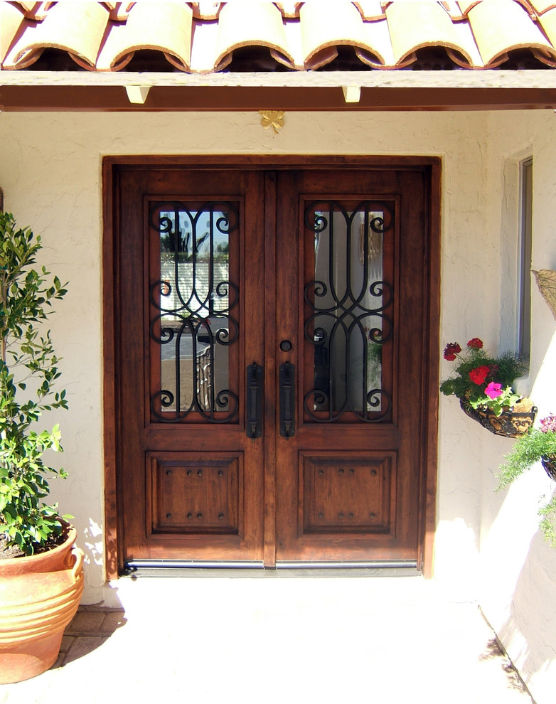 Esempio di una porta d'ingresso stile rurale di medie dimensioni con pareti bianche, una porta a due ante e una porta in legno bruno