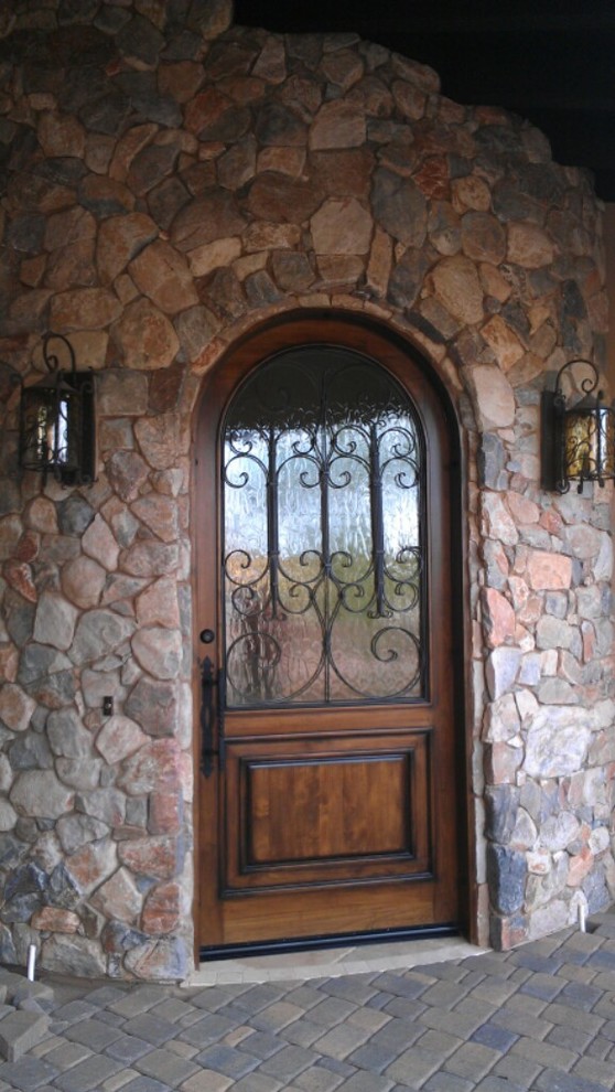 Modelo de puerta principal tradicional de tamaño medio con paredes multicolor, puerta simple y puerta de madera en tonos medios