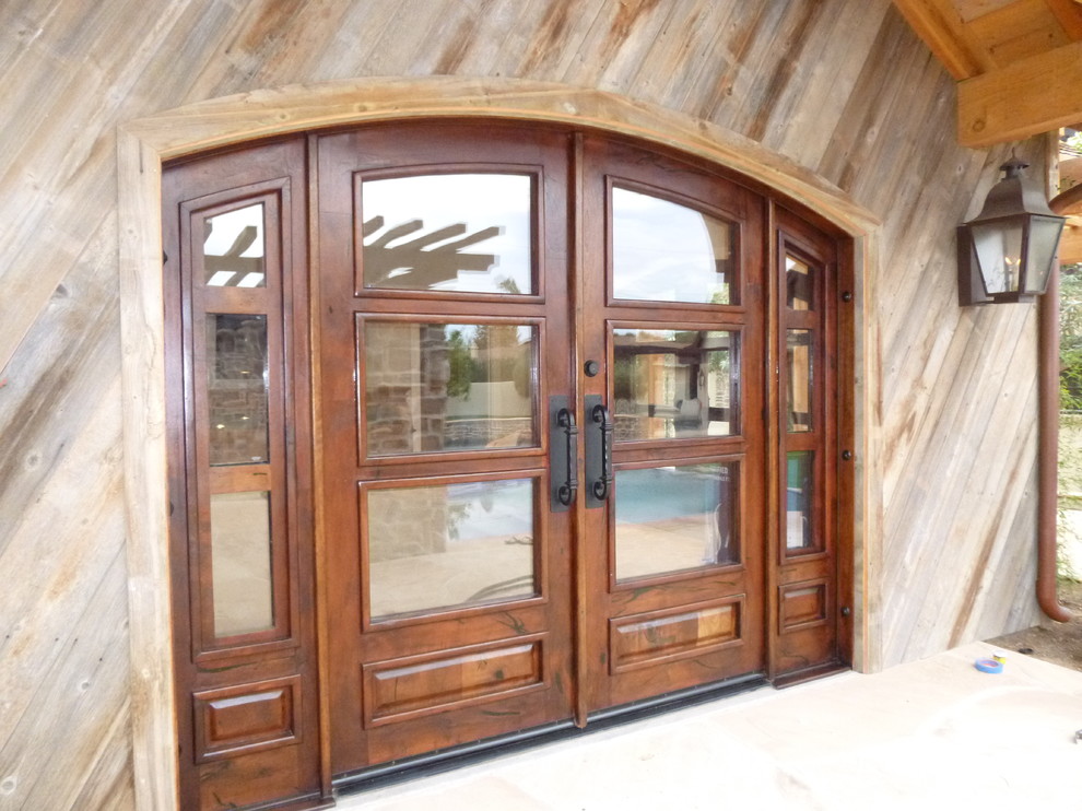 フェニックスにある巨大なトラディショナルスタイルのおしゃれな玄関ドア (マルチカラーの壁、木目調のドア) の写真