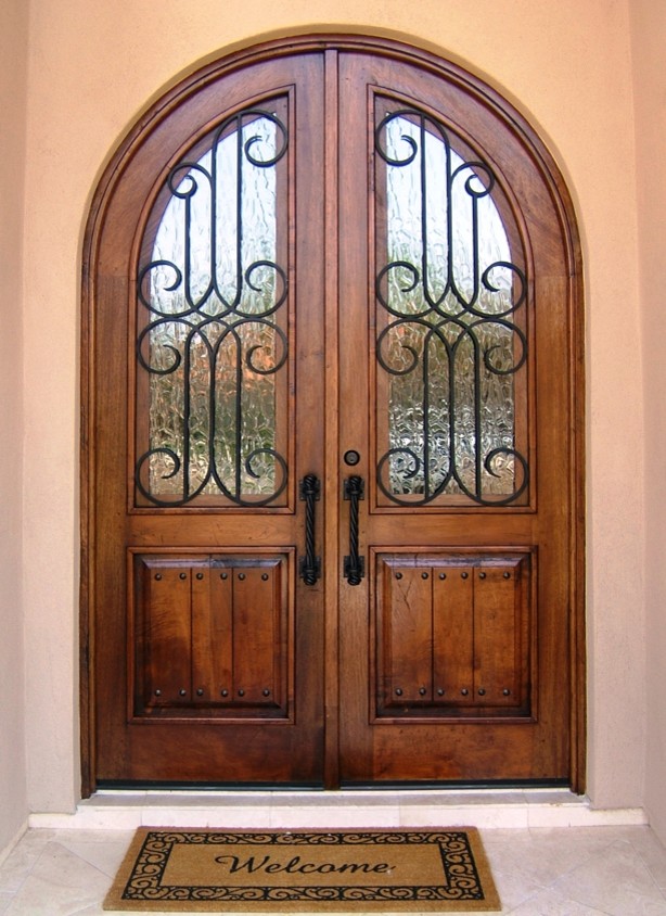 Immagine di una porta d'ingresso rustica di medie dimensioni con pareti beige, una porta a due ante e una porta in legno bruno