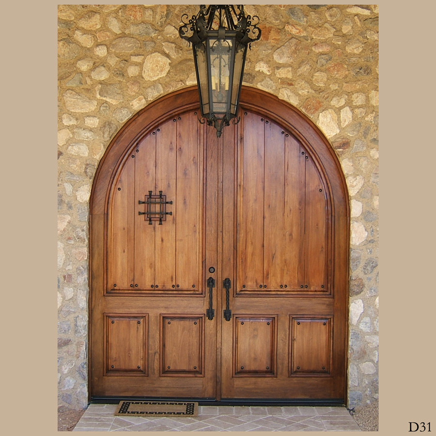 На фото: огромная входная дверь в стиле рустика с разноцветными стенами, двустворчатой входной дверью и входной дверью из дерева среднего тона