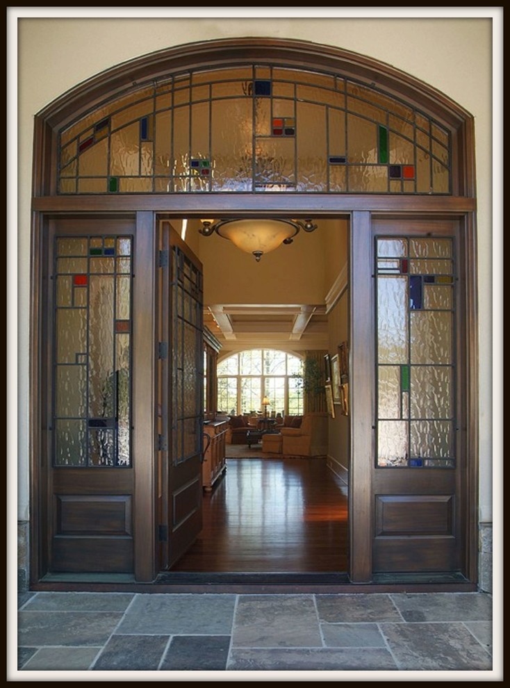 Großer Klassischer Eingang mit Einzeltür und brauner Haustür in Charlotte