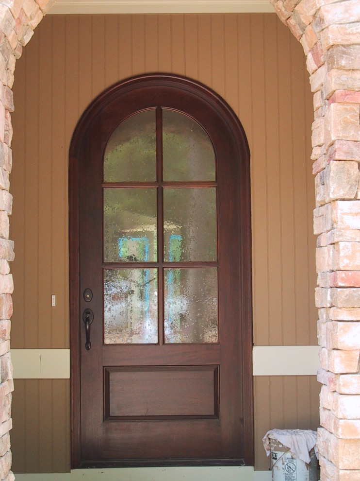 Diseño de puerta principal clásica renovada con puerta simple y puerta de madera oscura