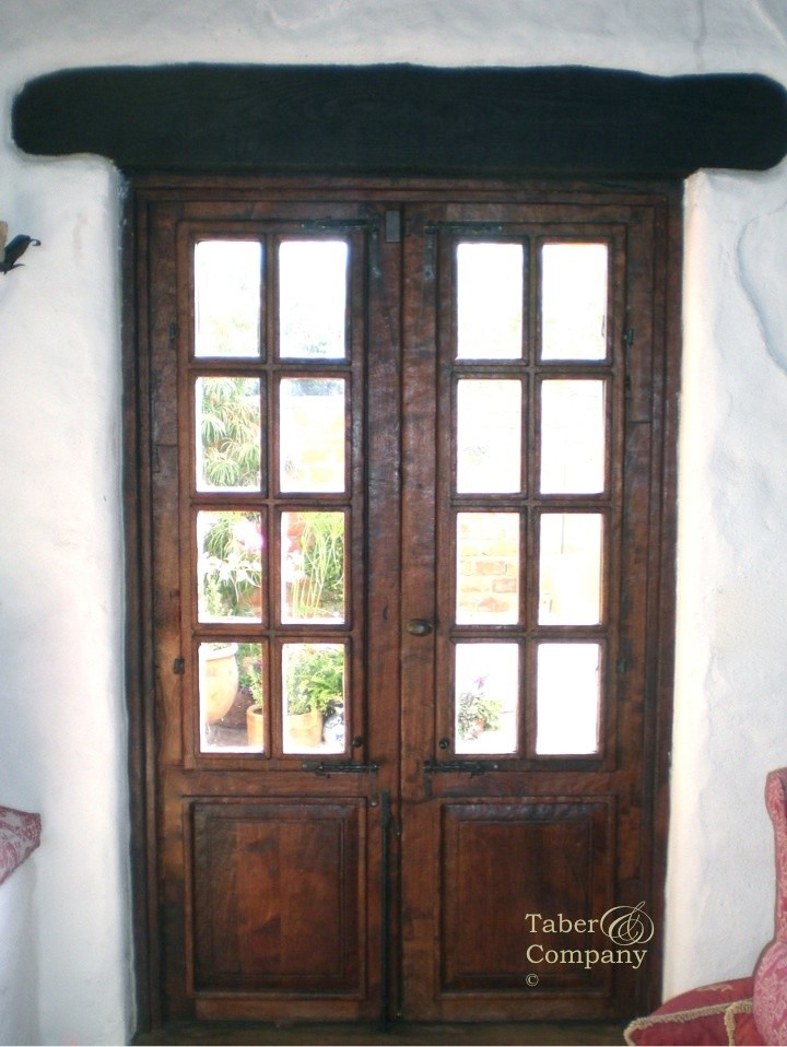 Bild på en rustik ingång och ytterdörr, med en dubbeldörr