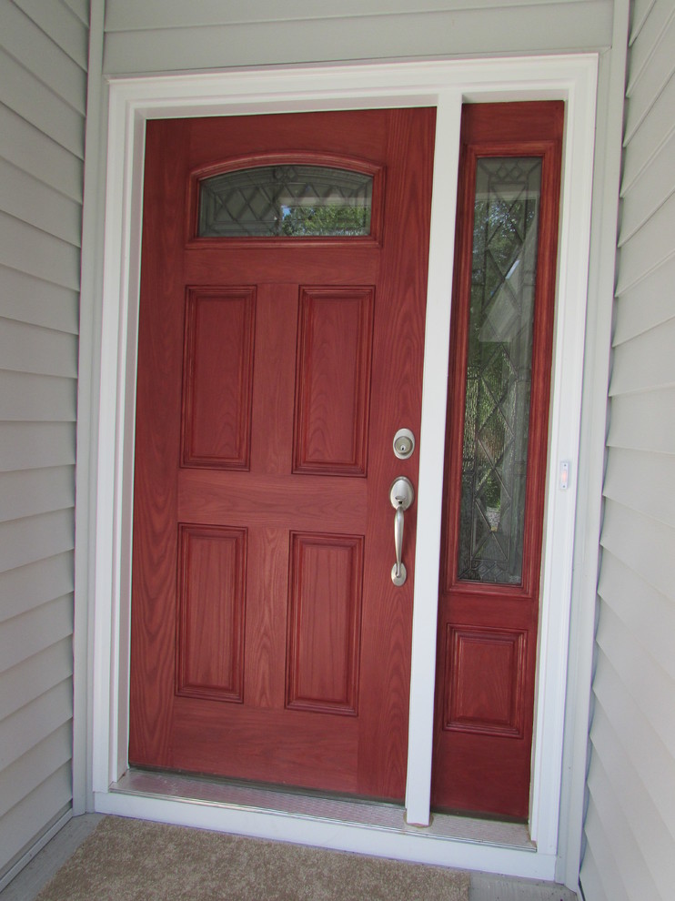 Exempel på en klassisk ingång och ytterdörr, med en enkeldörr och en röd dörr