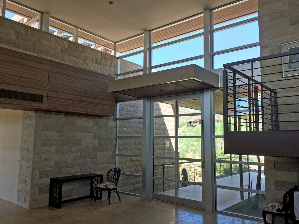 Große Moderne Haustür mit beiger Wandfarbe, Kalkstein, Drehtür und Haustür aus Glas in Phoenix