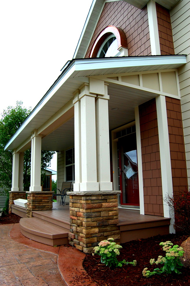 На фото: большая входная дверь в классическом стиле с коричневыми стенами, одностворчатой входной дверью и красной входной дверью