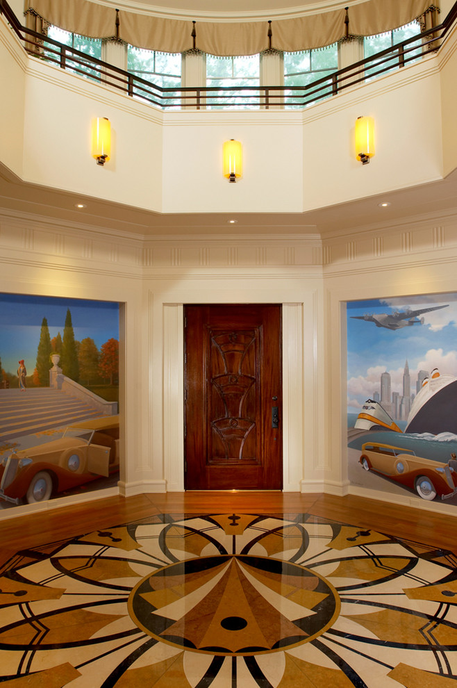 Immagine di un ampio ingresso tradizionale con pareti multicolore, pavimento in gres porcellanato e una porta in legno scuro