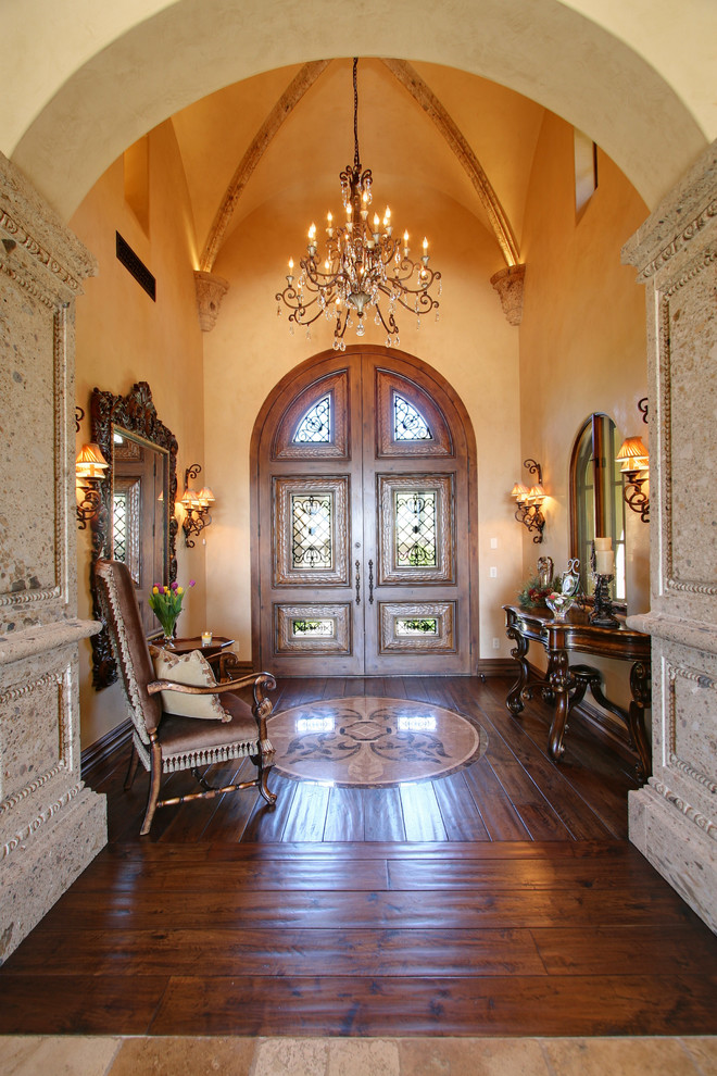 На фото: огромная входная дверь в классическом стиле с бежевыми стенами, паркетным полом среднего тона, двустворчатой входной дверью и входной дверью из дерева среднего тона с