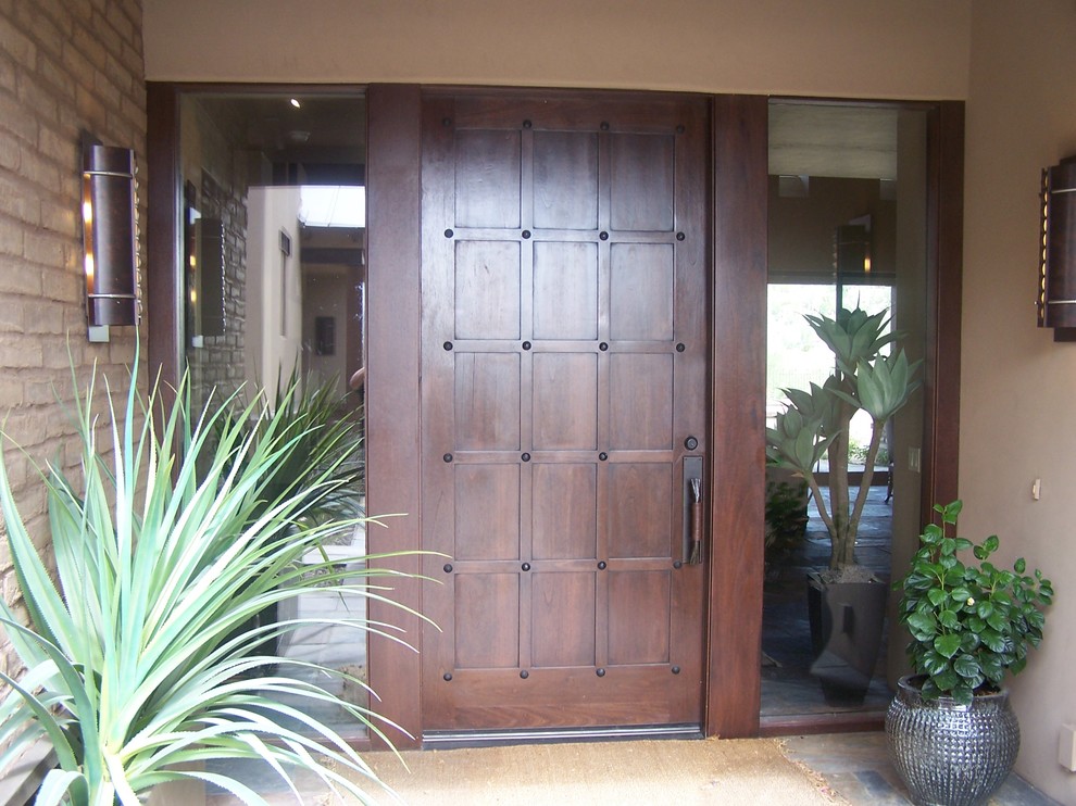 Exemple d'une petite porte d'entrée tendance avec un mur beige, une porte simple et une porte en bois brun.
