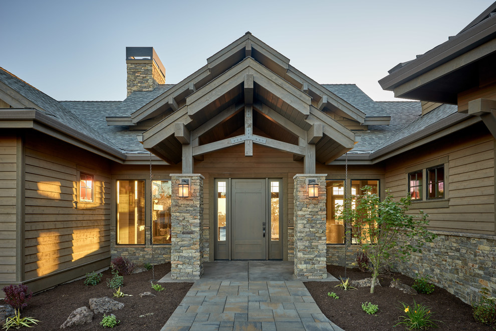 Mittelgroße Urige Haustür mit brauner Wandfarbe, Betonboden, Einzeltür, grauer Haustür und grauem Boden in Sonstige
