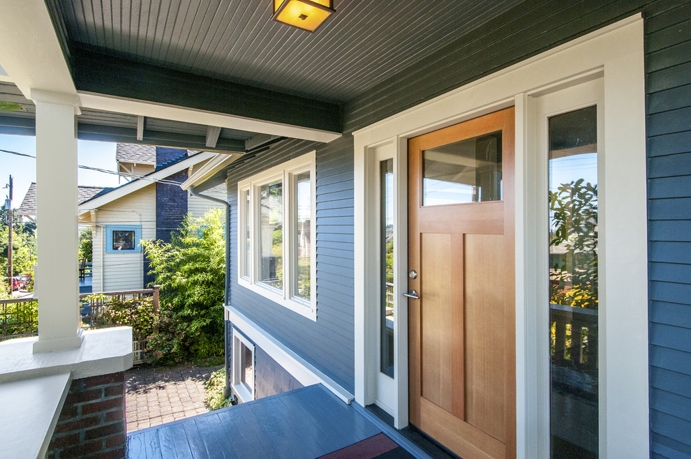 Mittelgroße Urige Haustür mit blauer Wandfarbe, gebeiztem Holzboden, Einzeltür, heller Holzhaustür und blauem Boden in Seattle