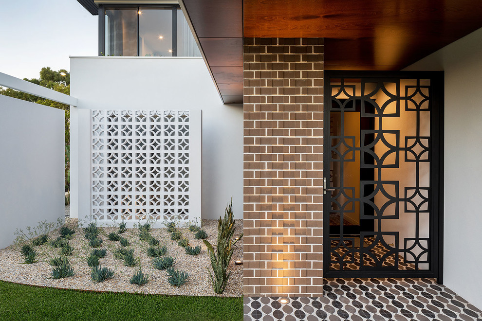 Moderne Haustür mit weißer Wandfarbe, Einzeltür, Haustür aus Glas und buntem Boden in Perth