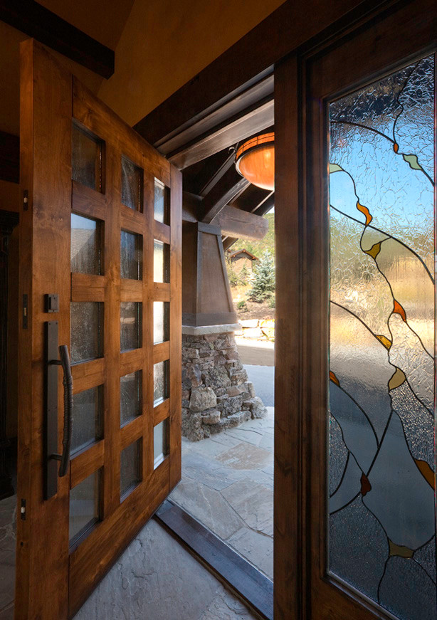Foto de puerta principal tradicional renovada grande con puerta de madera oscura