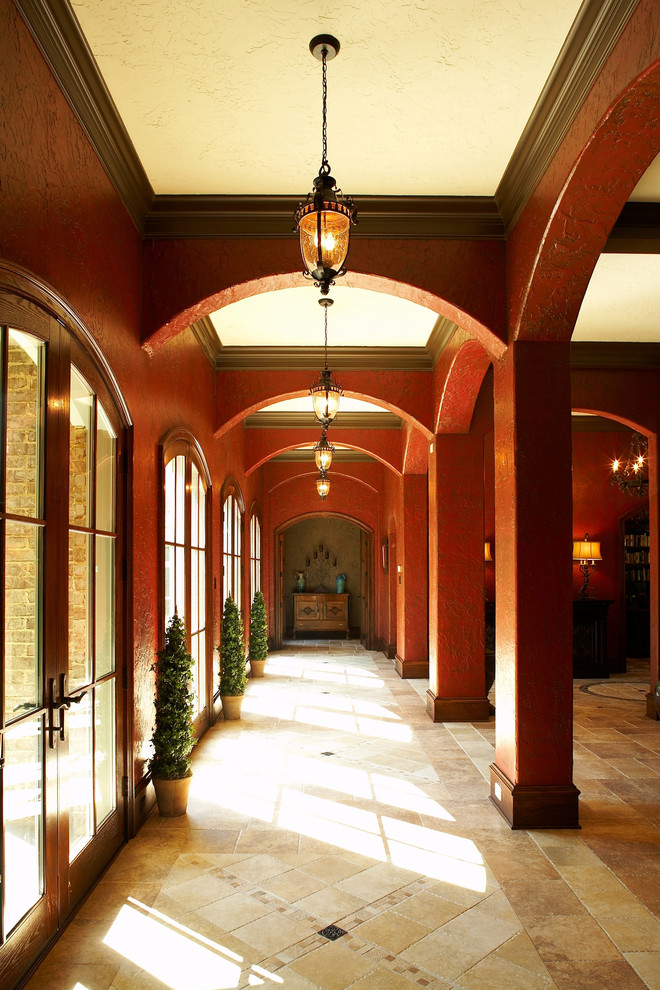 Пример оригинального дизайна: большая узкая прихожая в стиле неоклассика (современная классика) с красными стенами, полом из керамогранита, двустворчатой входной дверью и входной дверью из темного дерева