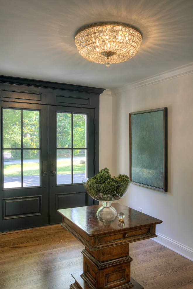 Imagen de puerta principal ecléctica de tamaño medio con puerta doble, paredes blancas, suelo de madera oscura y puerta azul