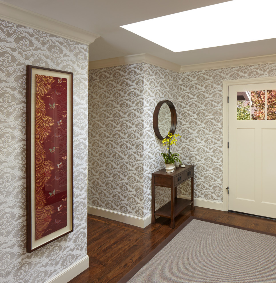 Ispirazione per un ingresso design con pareti marroni, pavimento in legno massello medio, una porta singola e una porta bianca