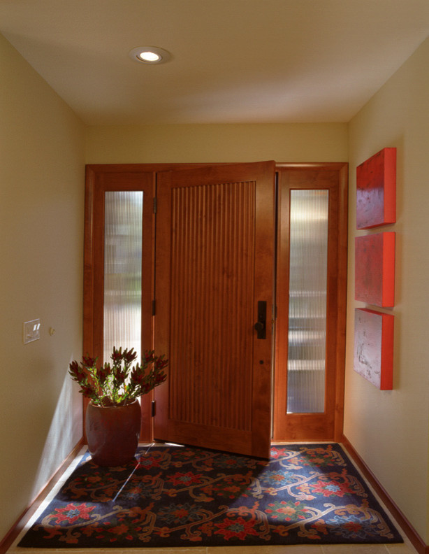 Свежая идея для дизайна: большое фойе в современном стиле с бежевыми стенами, полом из керамической плитки, одностворчатой входной дверью и входной дверью из темного дерева - отличное фото интерьера
