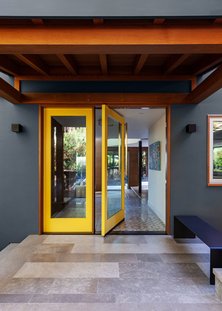 サンフランシスコにある中くらいなミッドセンチュリースタイルのおしゃれな玄関ドア (青い壁、磁器タイルの床、ガラスドア、グレーの床) の写真