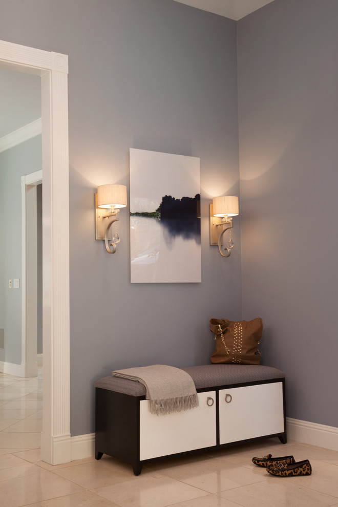 Источник вдохновения для домашнего уюта: фойе среднего размера в стиле неоклассика (современная классика) с синими стенами, полом из известняка, двустворчатой входной дверью и синей входной дверью