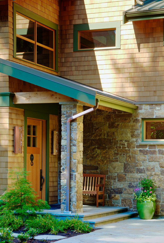 Moderner Eingang mit Einzeltür und hellbrauner Holzhaustür in Seattle