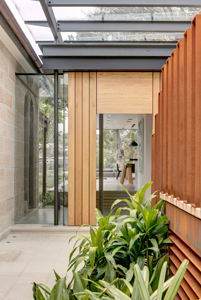 Immagine di un ingresso o corridoio minimalista con pareti grigie, pavimento con piastrelle in ceramica, una porta in metallo e pavimento beige